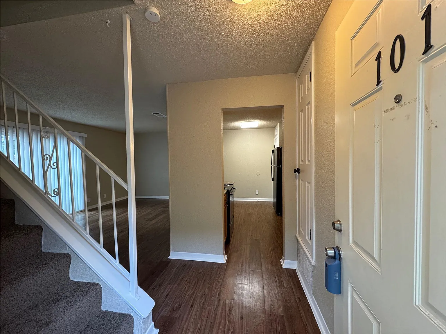 1 bed, 1.5 bath, 882 sqft, $1,149 — Photo 2
