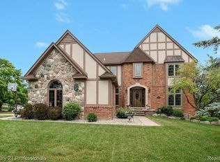 2072 Ridgefield Ct, Rochester Hills, MI 48306