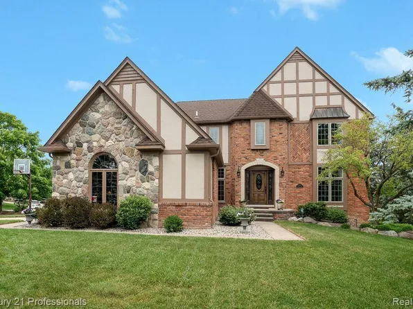2072 Ridgefield Ct, Rochester Hills, MI 48306