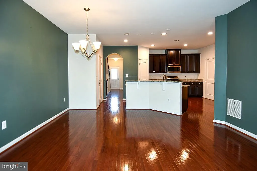 3 bed, 3.5 bath, 3712 sqft, $3,400 — Photo 2