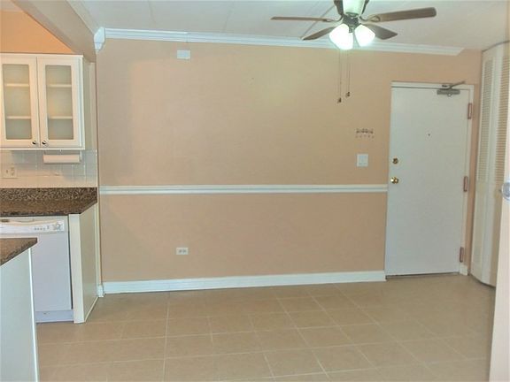 5th image of 580 Lawrence Ave APT 108