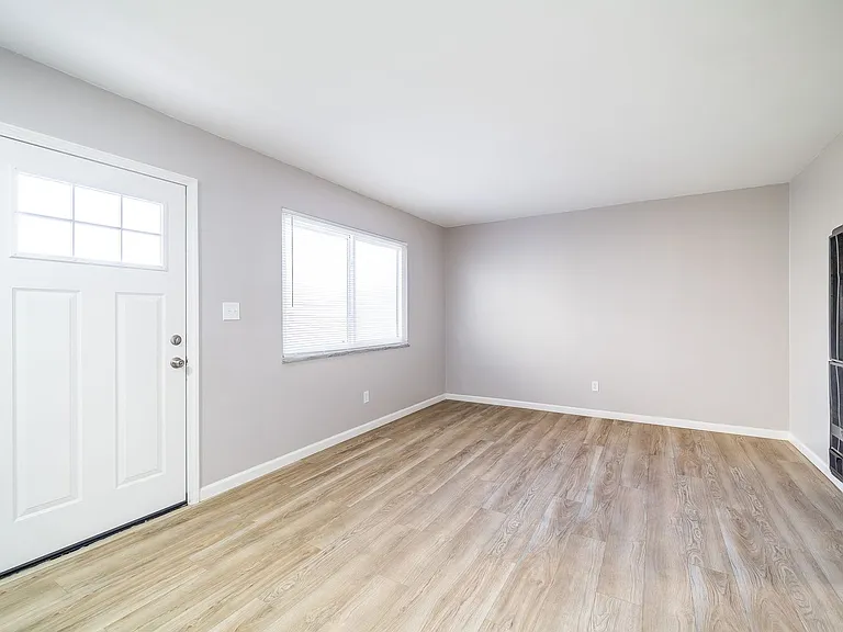 1075 Oak St — Photo 16