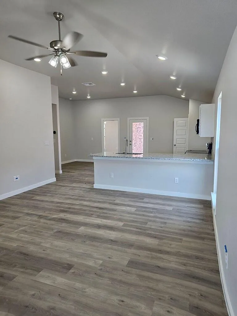 3 bed, 2.0 bath, 1400 sqft, $2,500 — Photo 2