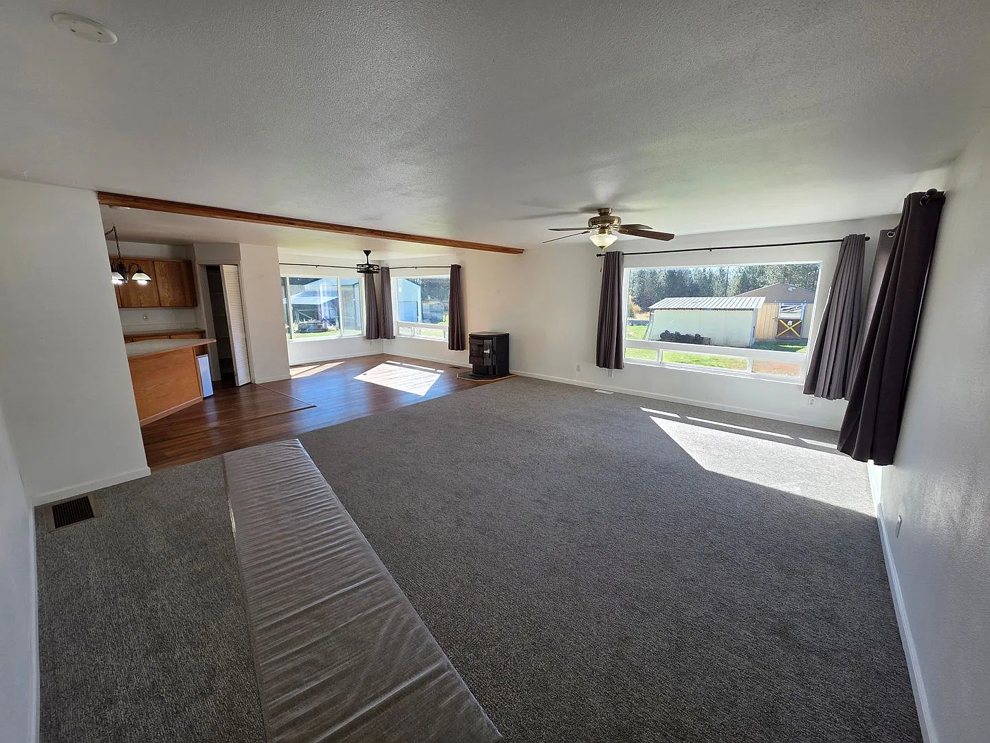 Beautiful Country Home on 5 Acres — Photo 4