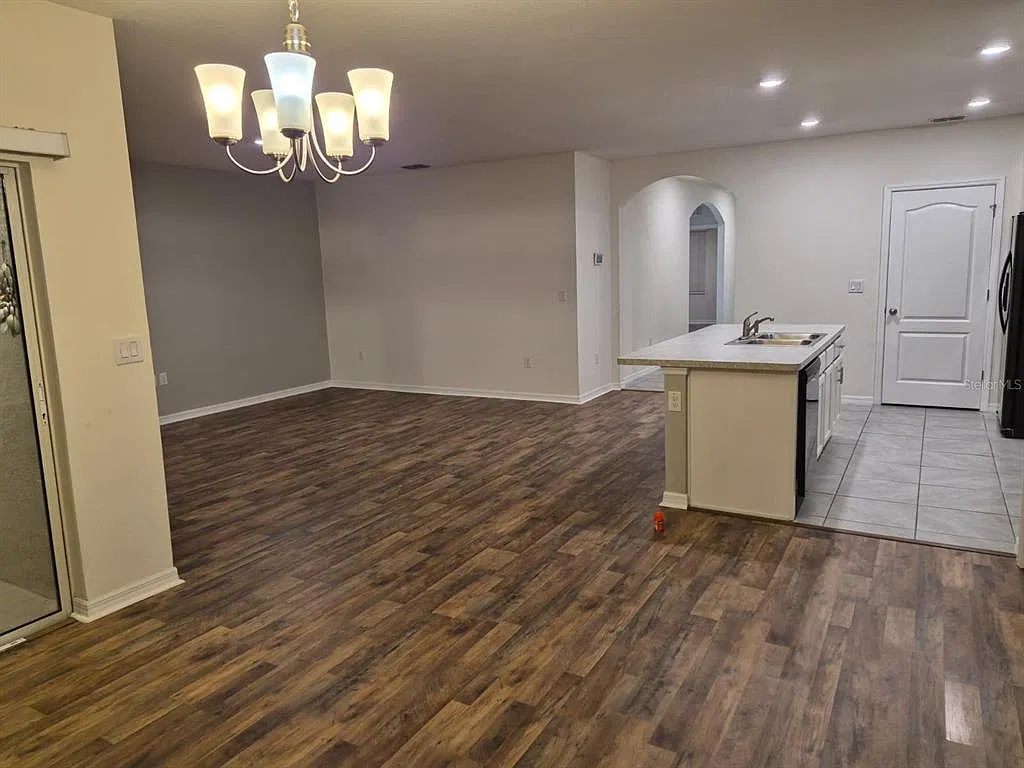3 bed, 2.0 bath, 1697 sqft, $2,300 — Photo 2