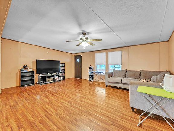 4th image of 110 Diane Dr