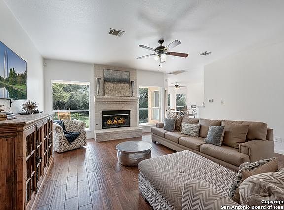 4th image of 201 Country Meadow Dr