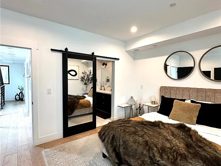 11326 Victory Blvd — Photo 7