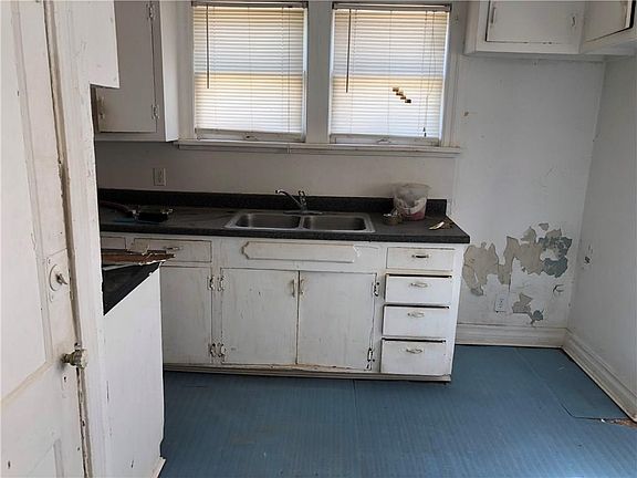 3rd image of 704 NW 92nd St