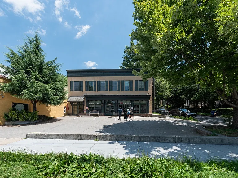 5112 Macarthur Blvd NW — Photo 29