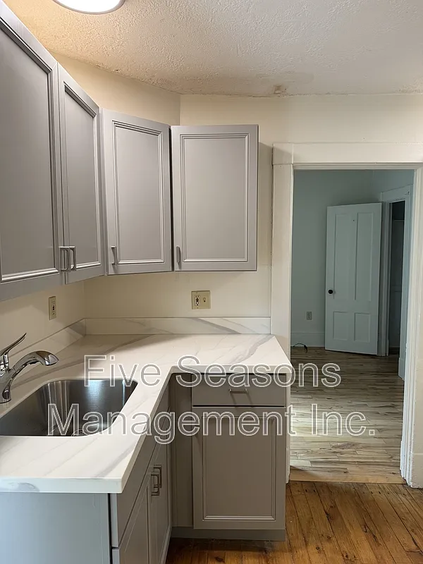 3 bed, 1.0 bath, 900 sqft, $2,300 — Photo 3
