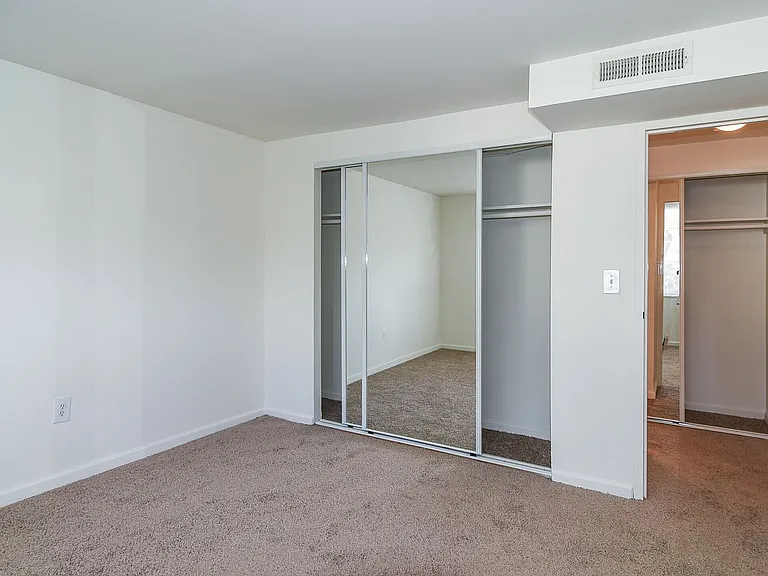 2016-10-31_Park Crescent Apartments-034