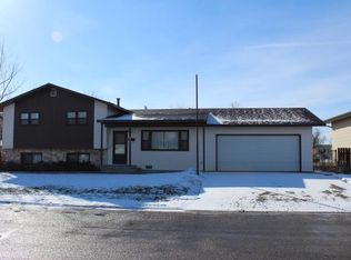812 1st St S, Hardin, MT 59034