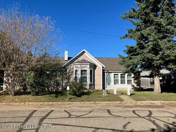 209 4th St W, Taylor, ND 58656
