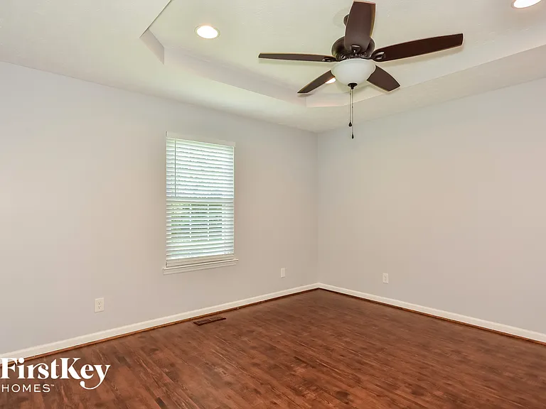 418 Silver Springs Ln — Photo 8