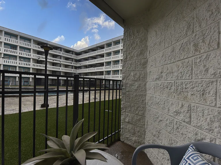 Private balcony/patio