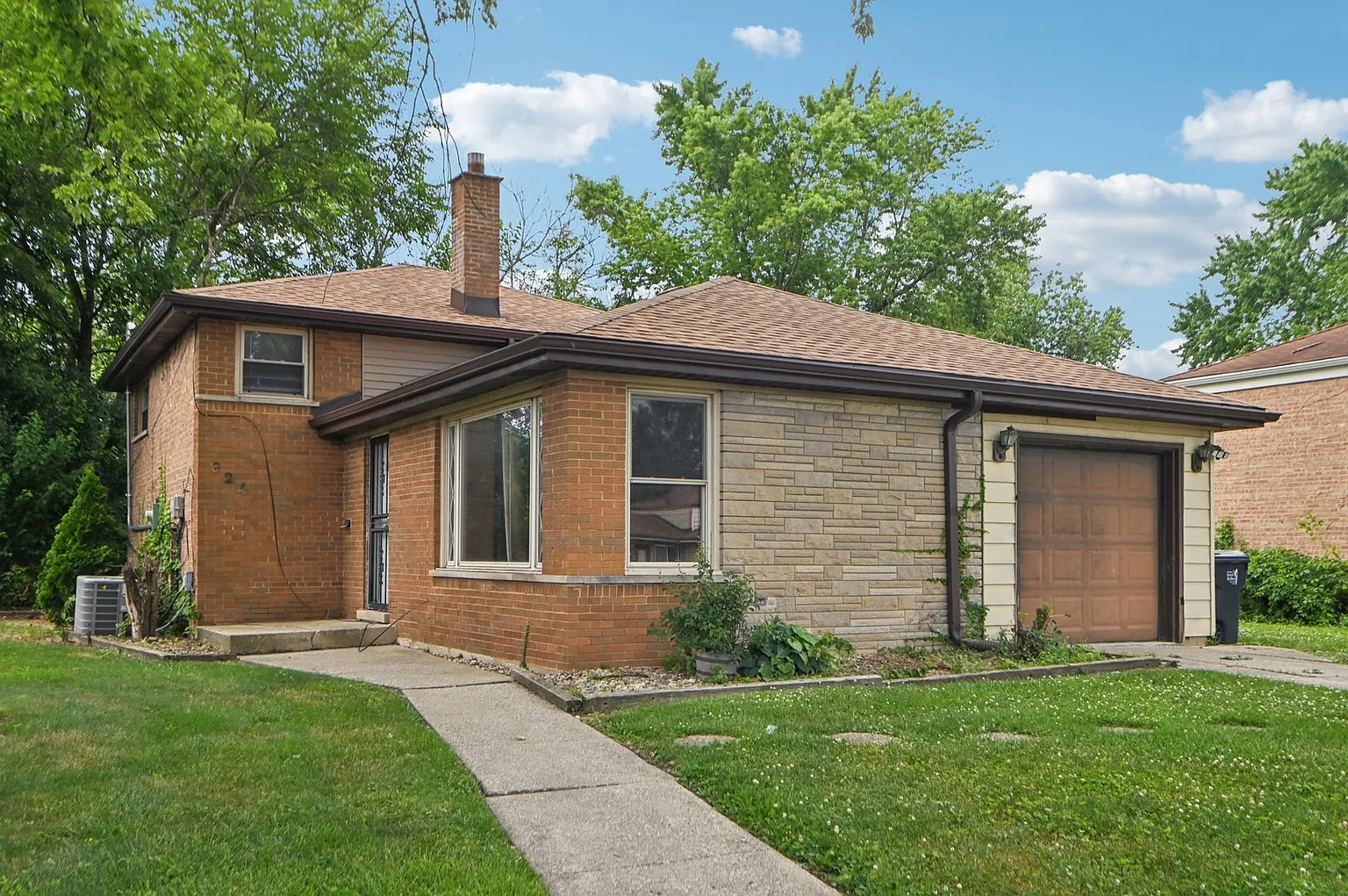 924 E 159th Pl photo 1