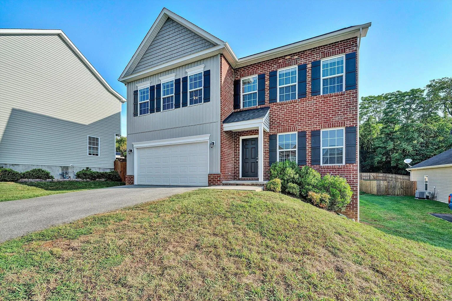 2049 Lawson Ln — Photo 3