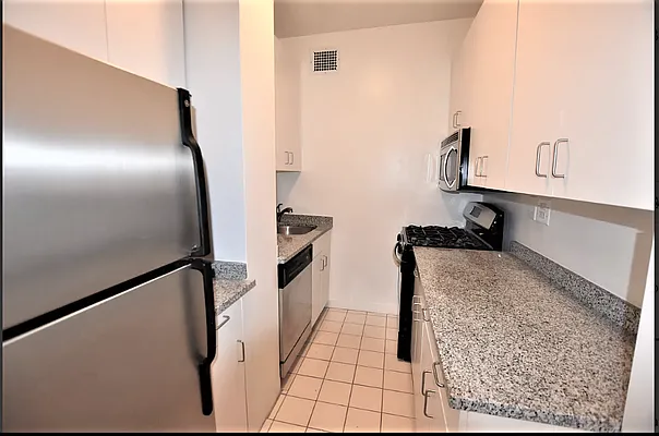 Rented by Manhattan Realty Group | media 11