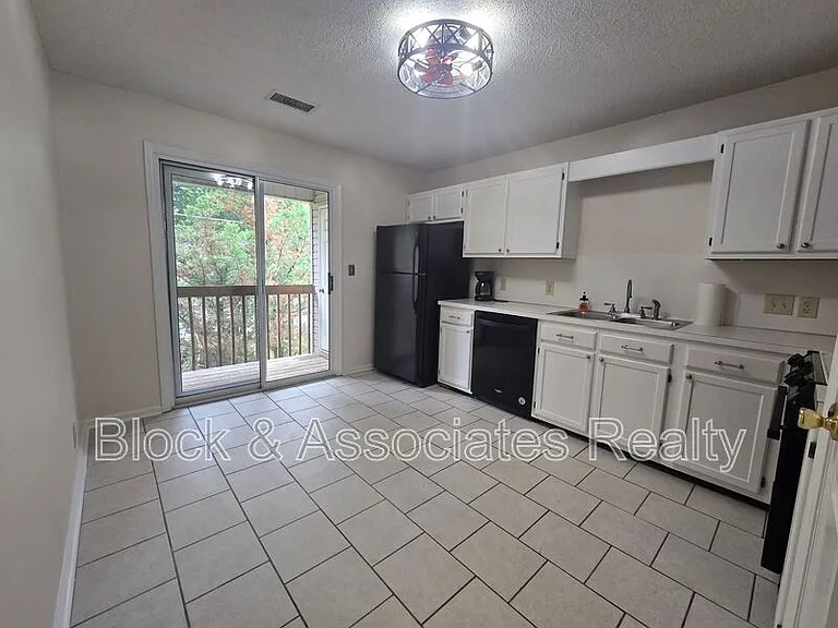 110 Westbrook Ct — Photo 4