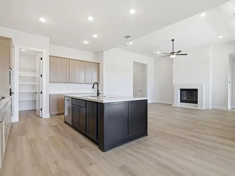 327 Grand Legacy — Photo 2