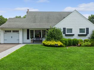 21 Pell Ter, Garden City, NY 11530