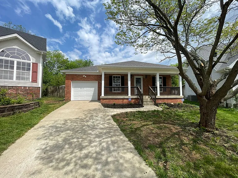 121 Spencer Ct — Photo 2