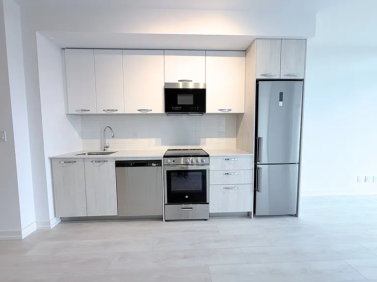 75 James St S #2001 — Photo 3