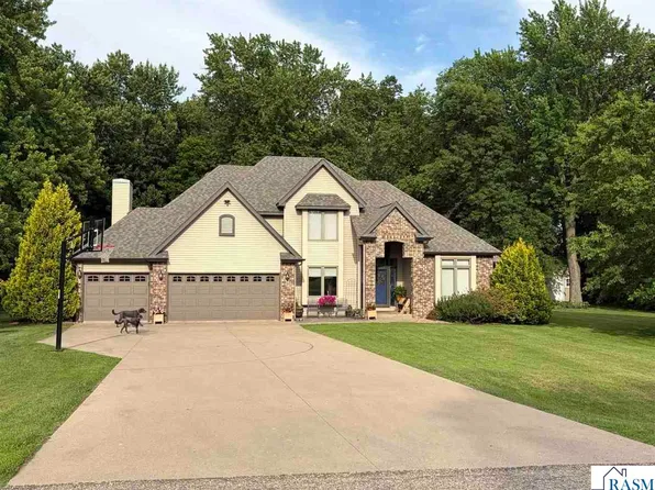 203 Country Club Dr, Mankato, MN 56001