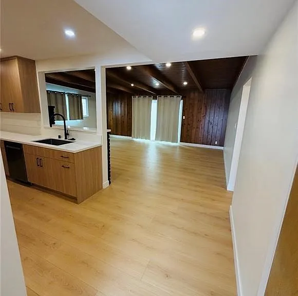 10024 Norwich Ave — Photo 2