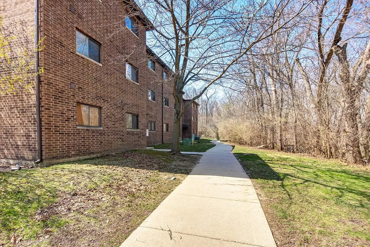 2 bed, 1041 sqft, $1,900 — Photo 4