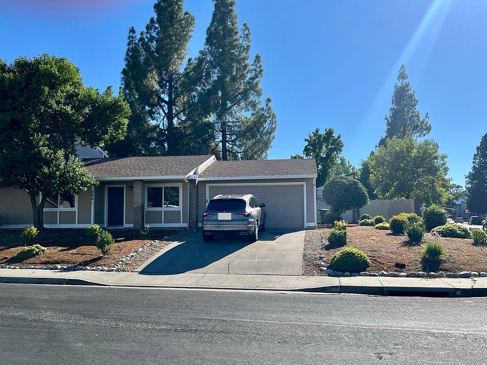 1st image of 200 Woodbury Cir