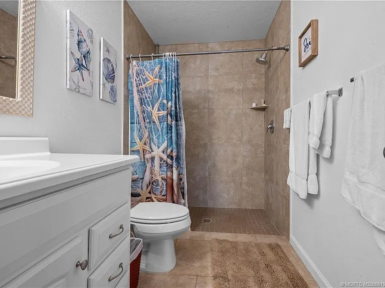 1529 NE Sunview Ter — Photo 17