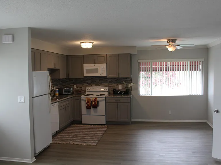 3721 E 8th St #4 — Photo 8