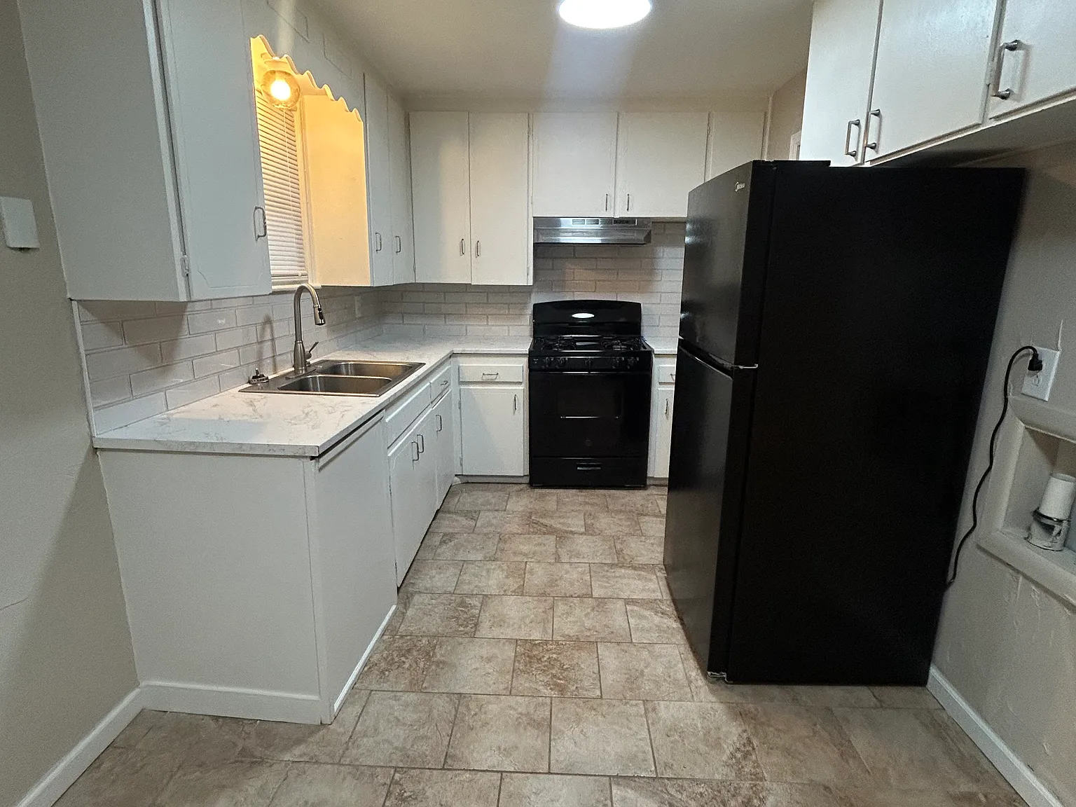 3 bed, 888 sqft, $1,200 — Photo 4