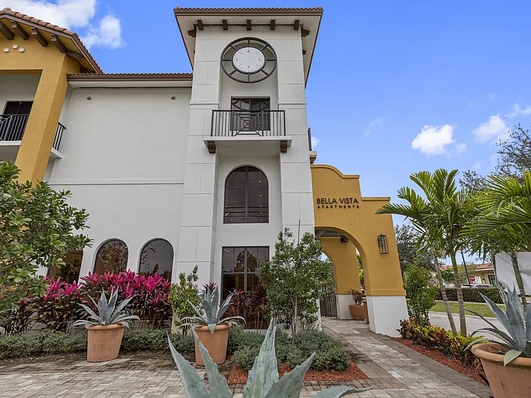 Bella Vista Apartments — Photo 34
