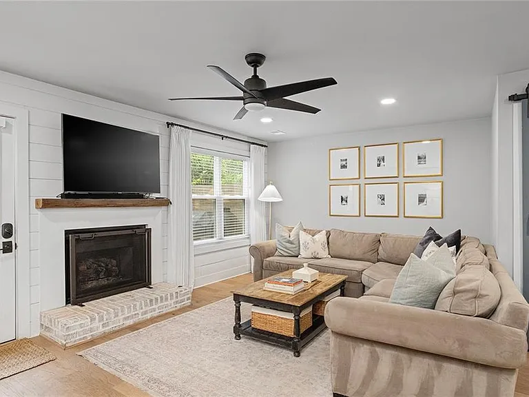 1185 Jamestowne Trl — Photo 3