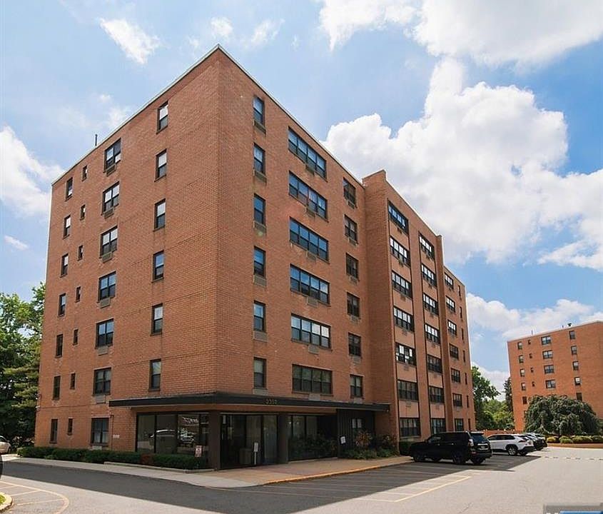 1st image of 2352 Linwood Ave APT 3B
