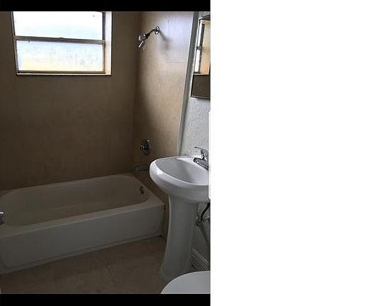 4th image of 744 NW 14th Ter