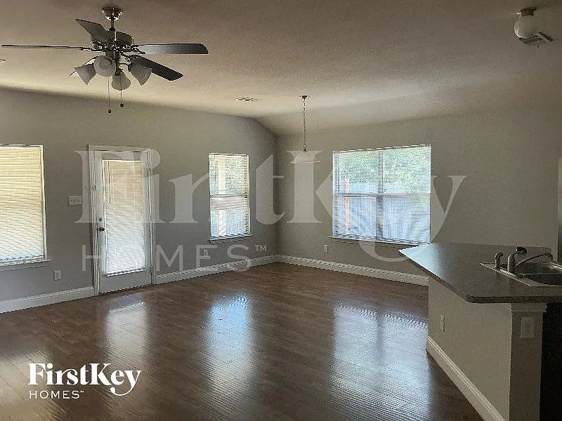 3 bed, 2.0 bath, 2162 sqft, $2,260 — Photo 3