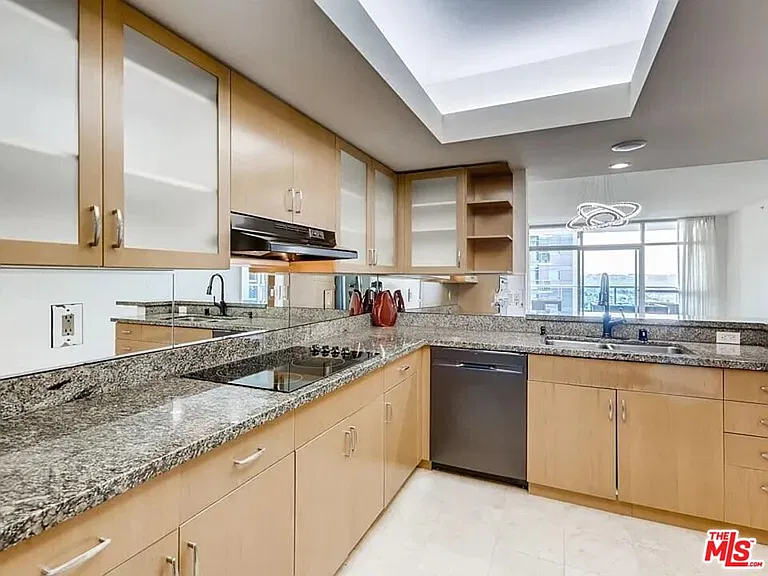 13700 Marina Pointe Dr #1225 — Photo 1