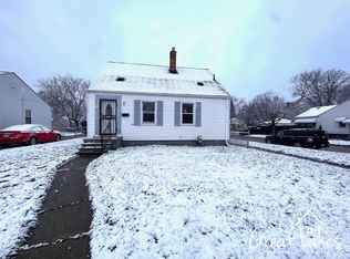 19215 Washtenaw St, Harper Woods, MI 48225