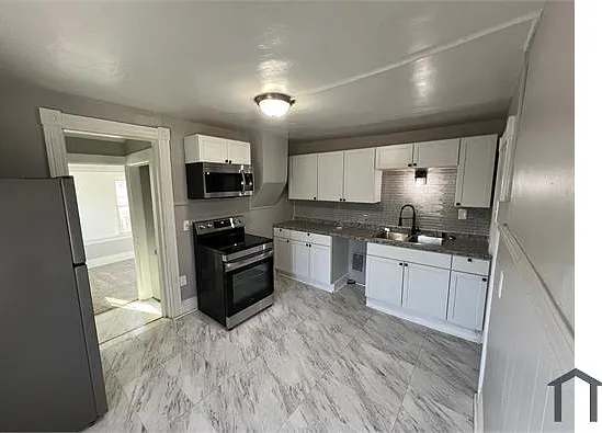 3 bed, $1,900 — Photo 2