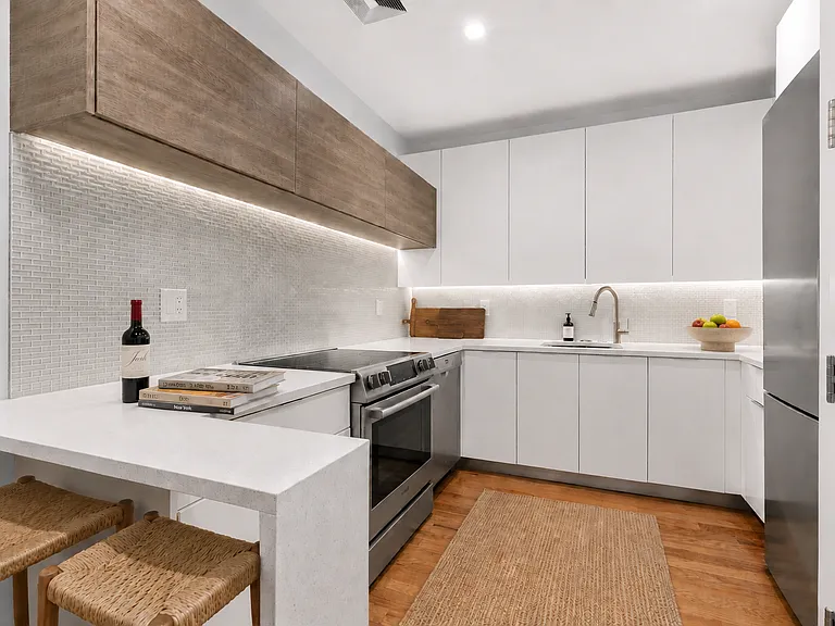 1059 Manhattan Ave #6 — Photo 3