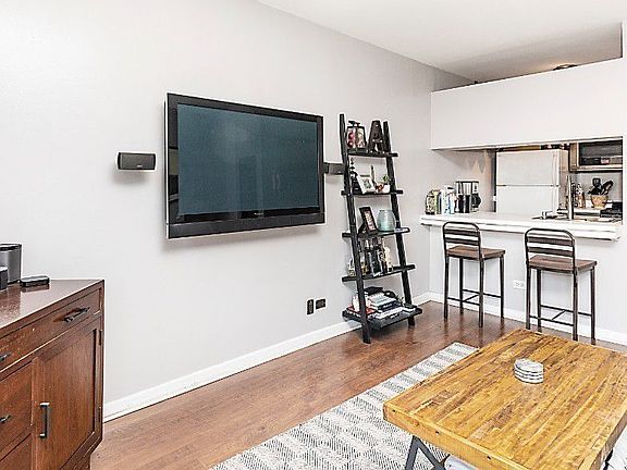 3rd image of 500 W 43rd St APT 4B
