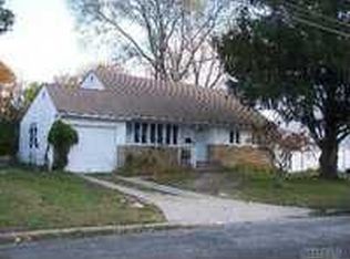 195 Westwood Dr, Brentwood, NY 11717