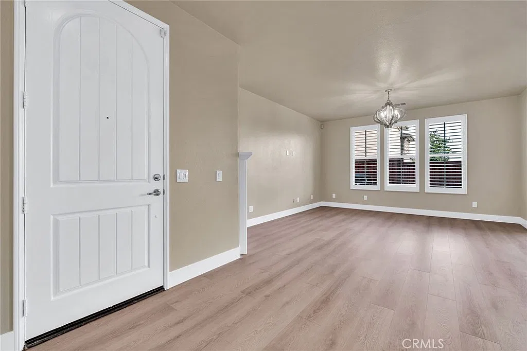 4 bed, 2301 sqft, $4,875 — Photo 4