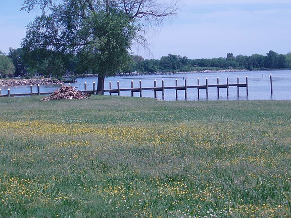 Picnic area & beach - No Fees!