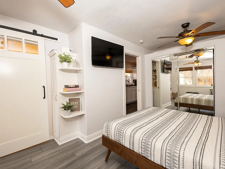 4062 Cherokee Ave — Photo 8