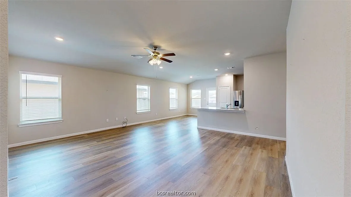3 bed, 2.0 bath, 1585 sqft, $2,100 — Photo 2